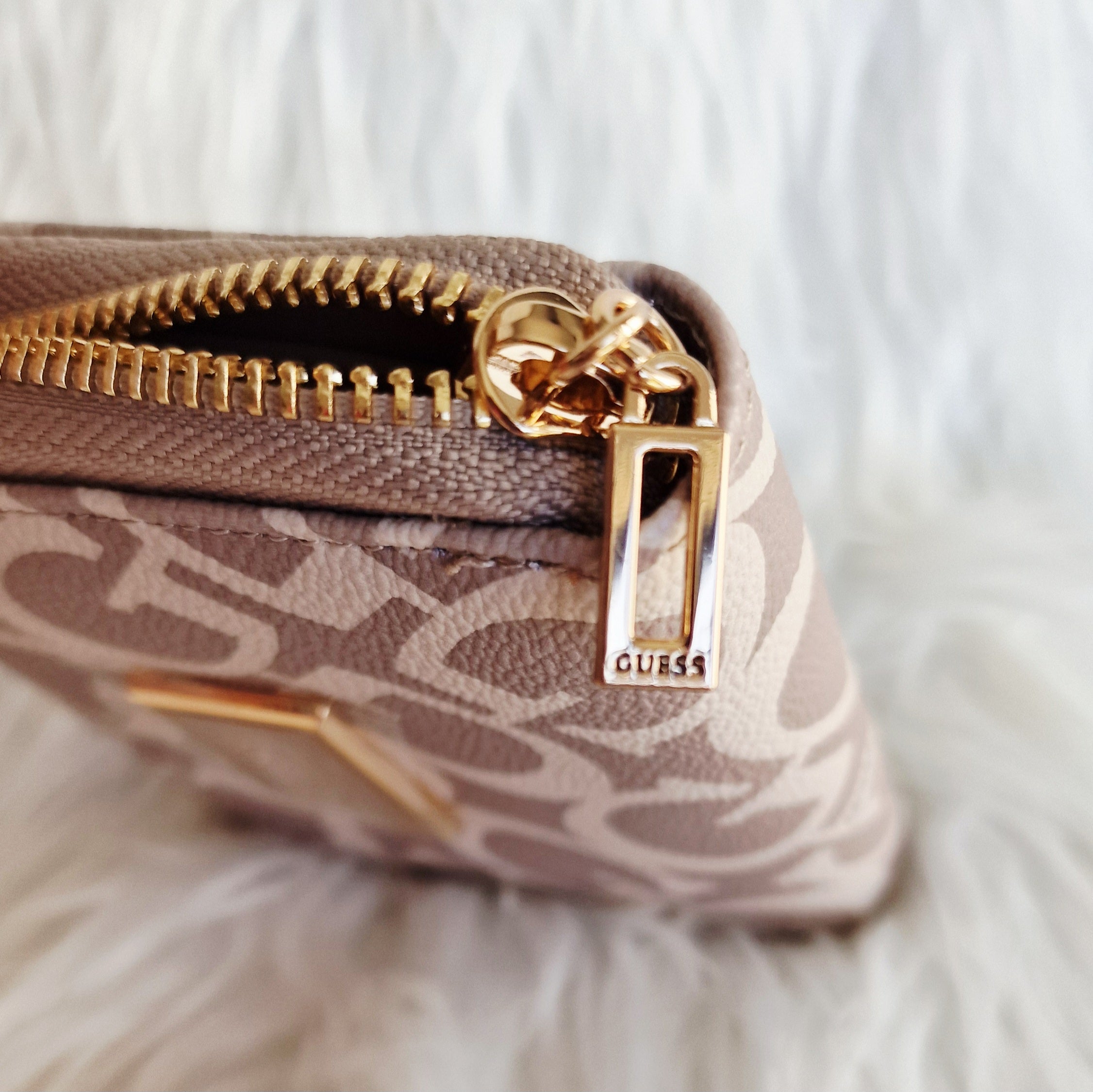 GUESS Abree Logo Small Zip Wallet A10
