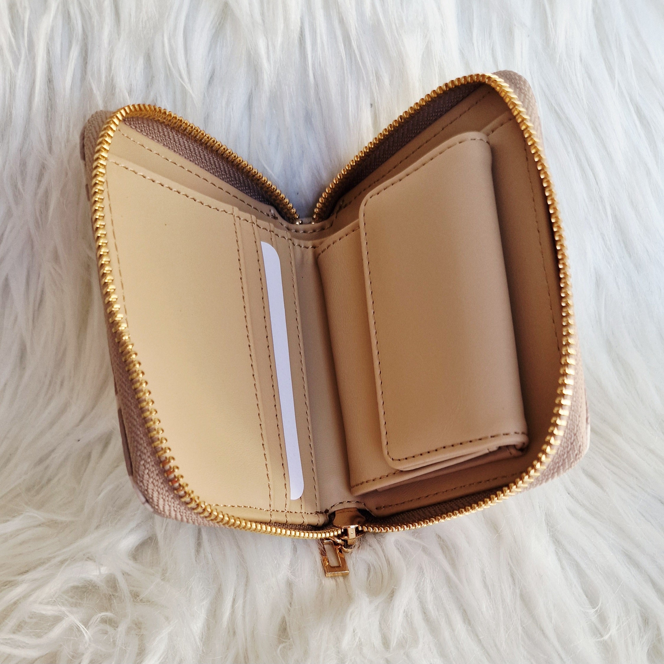 GUESS Abree Logo Small Zip Wallet A10