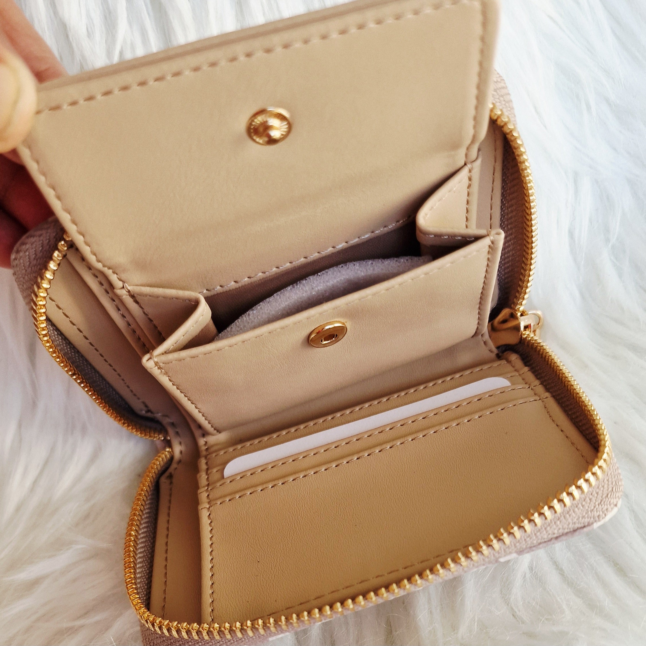 GUESS Abree Logo Small Zip Wallet A10