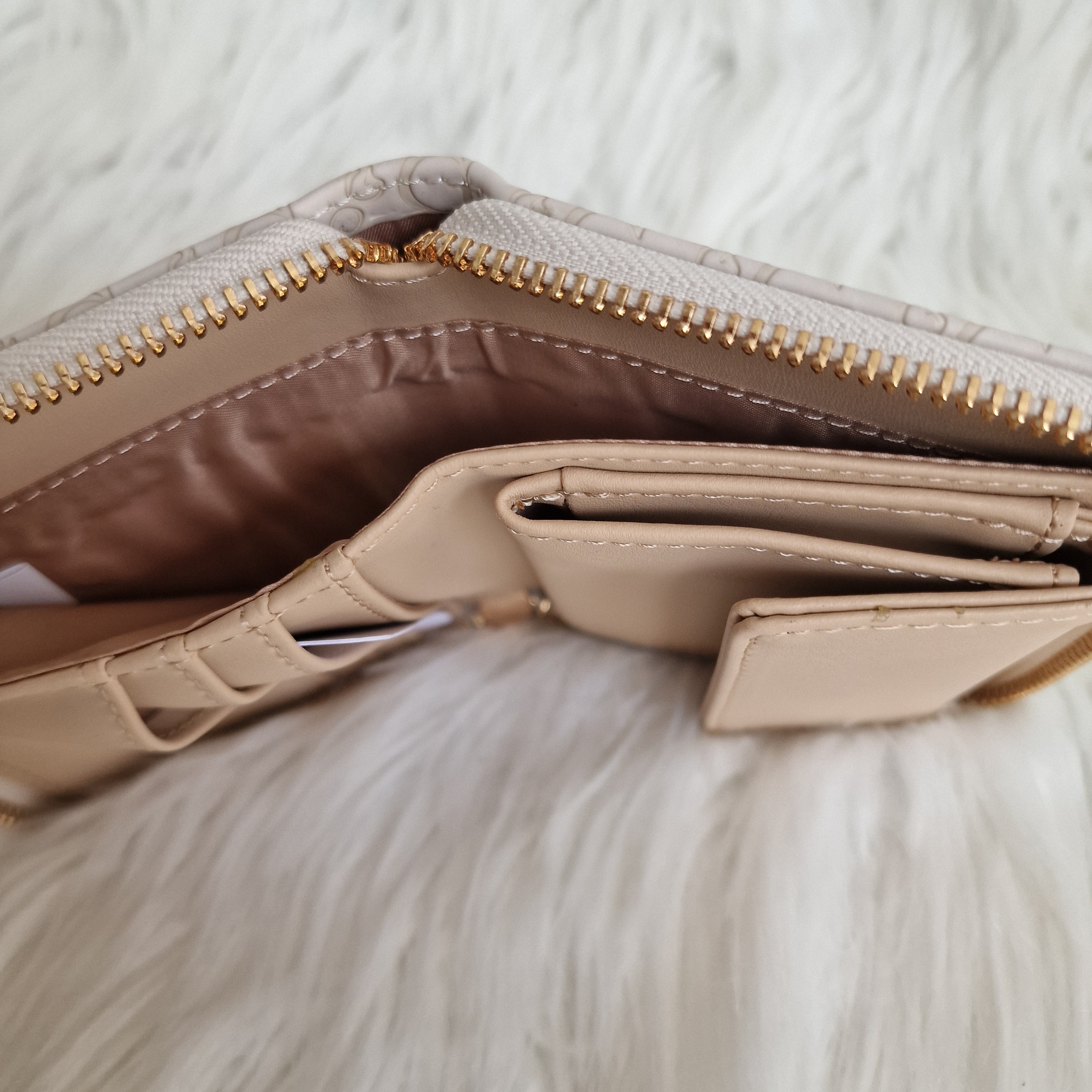 GUESS Wallet / Clutch / Pouch / Purse Coin Organizer