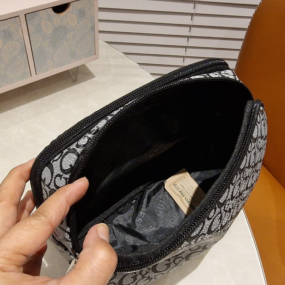 GUESS Make-up / Cosmetic / Wash Bag A2